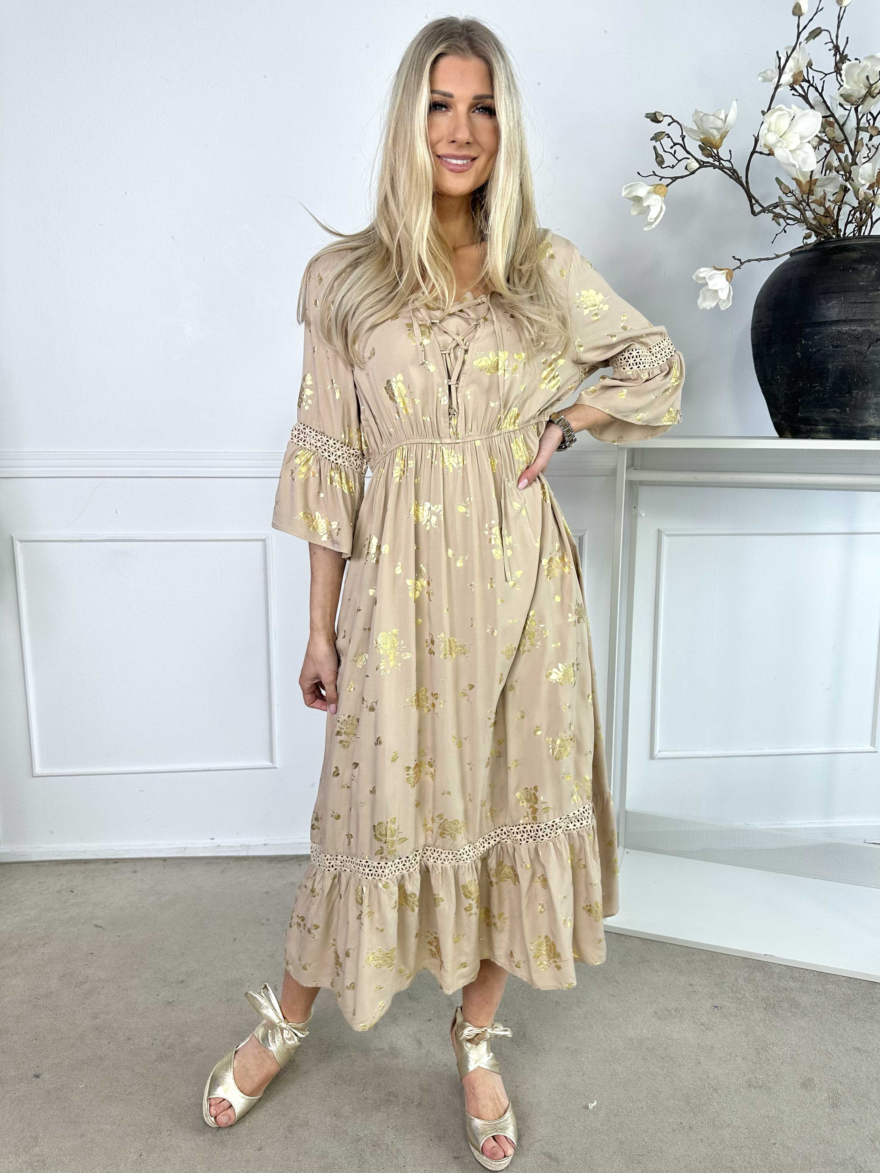 Pernilla - Klänning med guldfärgade blommor och broderier